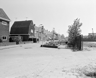 882410 Gezicht in de Verlengde Hoogravenseweg te Utrecht, met links de woningen Verlengde Hoogravenseweg 110--lager en ...